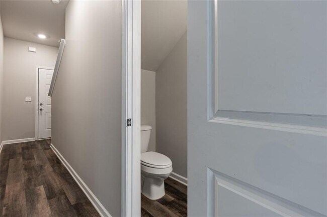 Building Photo - 9220 Golfview Cir