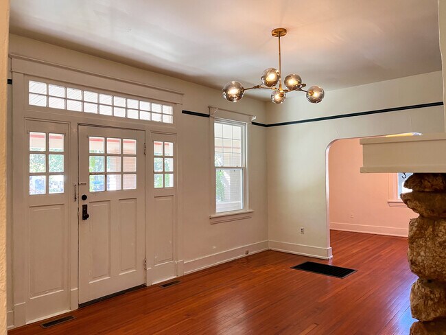 Building Photo - 423 N Van Buren St