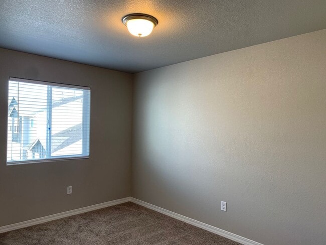 Building Photo - 3 BEDROOM TOWNHOME LOCATED in the The Town...