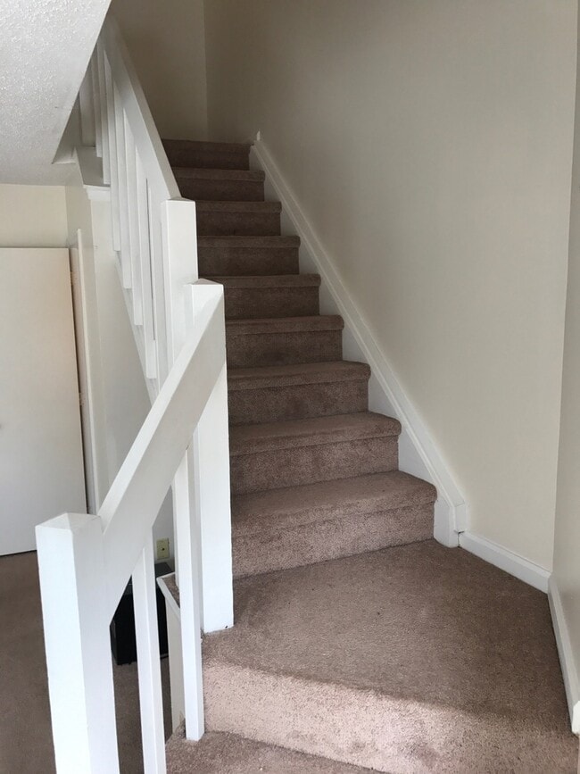 Building Photo - Coming Soon! 2 Bedroom Townhome!