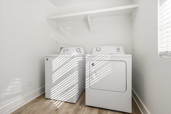 Building Photo - 643 W 8th Ave