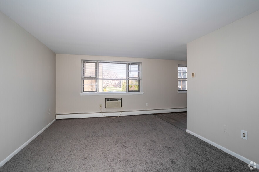 1BR, 1BA - 650-720SF - Living Room - Algon Arms