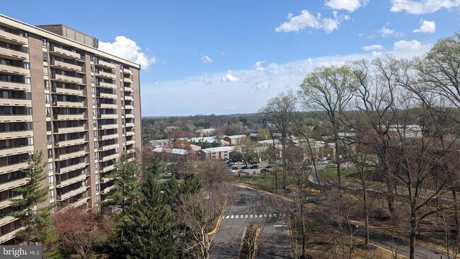 Building Photo - 1808 Old Meadow Rd