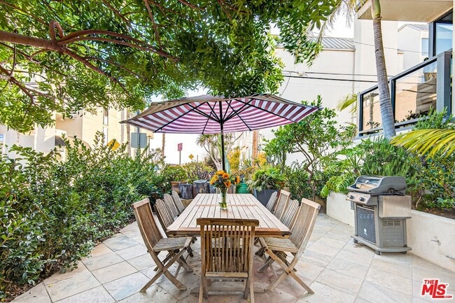 Building Photo - 11 Voyage St