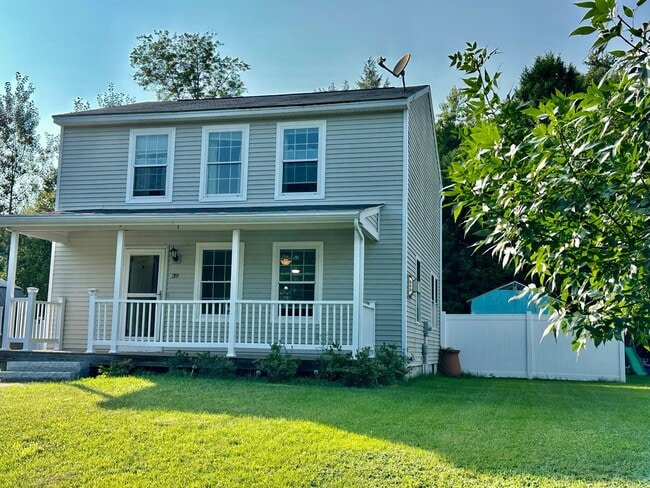 Primary Photo - Like New 3BR Colonial For Rent