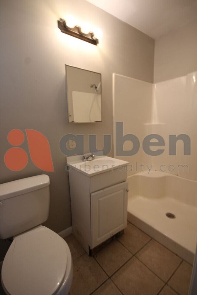 Building Photo - 4 Bedroom 2 Bath Move In Ready