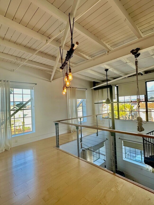 Building Photo - Industrial Chic 3bed/3bath loft style cond...