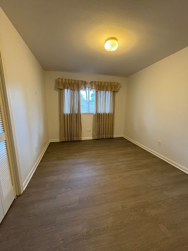 Building Photo - Beautiful 3 bedroom/2 bath with Garage and Central Air & Heat!