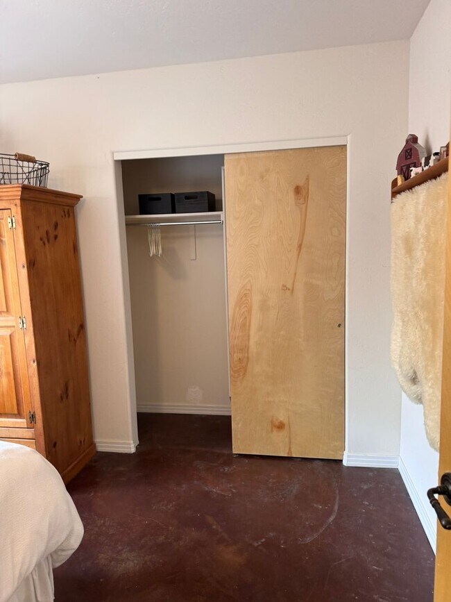 Building Photo - Stylish One-Story FULLY FURNISHED 3Bed, 2B...
