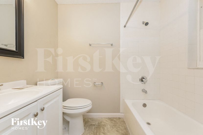 Building Photo - 4301 Tarpon Dr SE