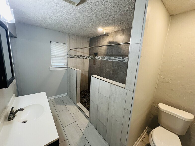 Building Photo - 101 Dante Cir