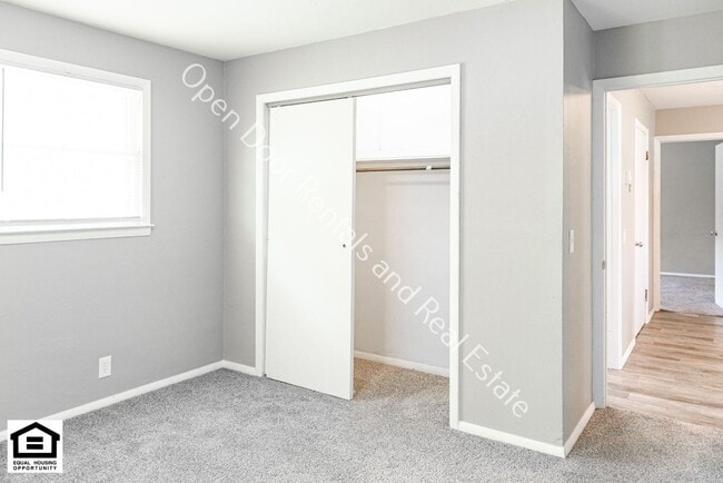 Building Photo - 2 Bedroom duplex available now!