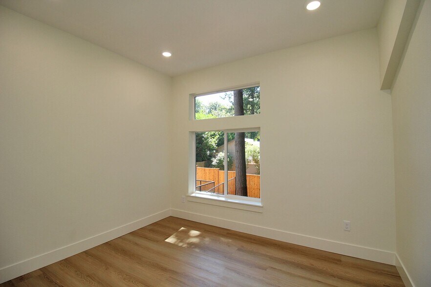 Building Photo - 4660-4660 SW Fairvale Ct