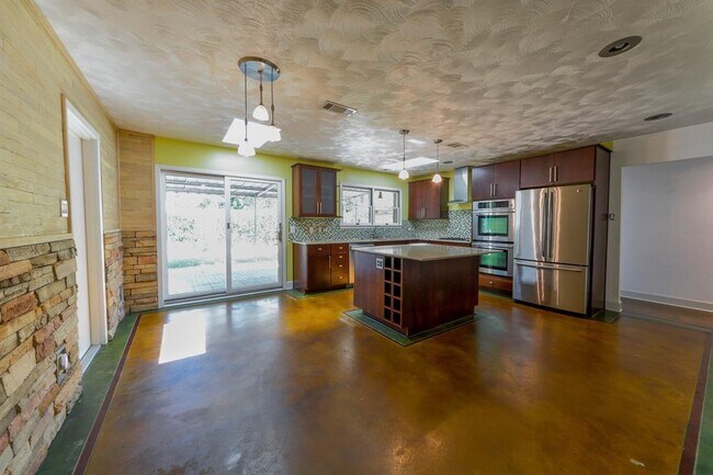 Building Photo - 2014 Woodvine Dr