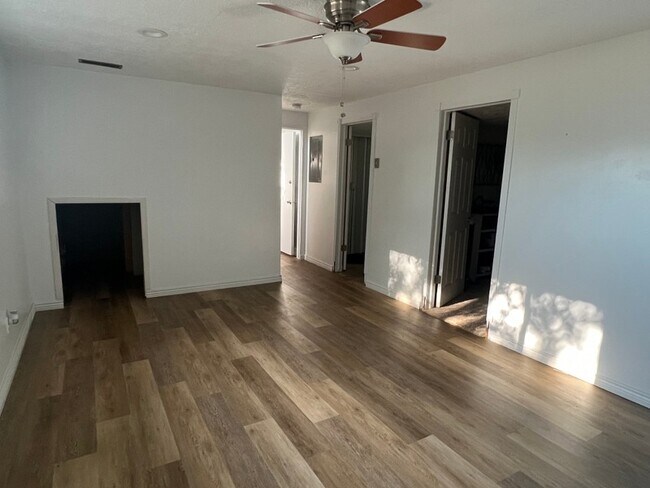 Building Photo - 1290 N Winston Dr