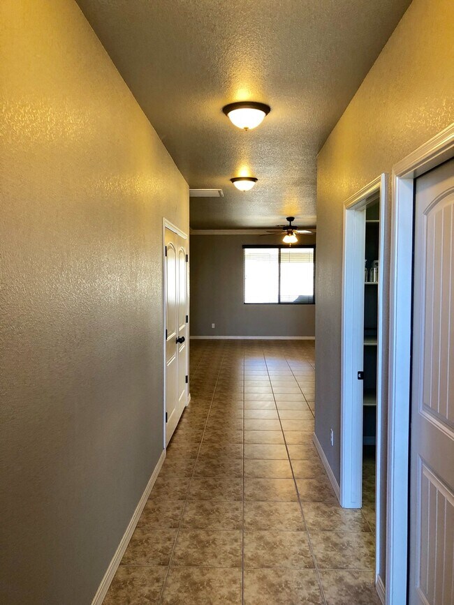 Building Photo - Spacious 4 Bedroom in Southern Vista Estates!