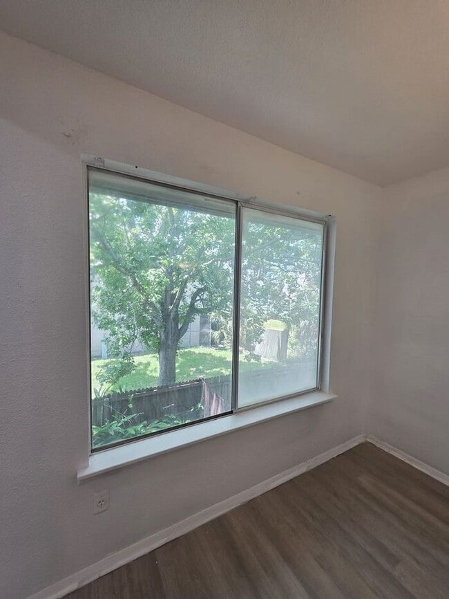 Building Photo - Spacious one bedroom near The Mall of Millenia Move in Special reduced security deposit only $500...