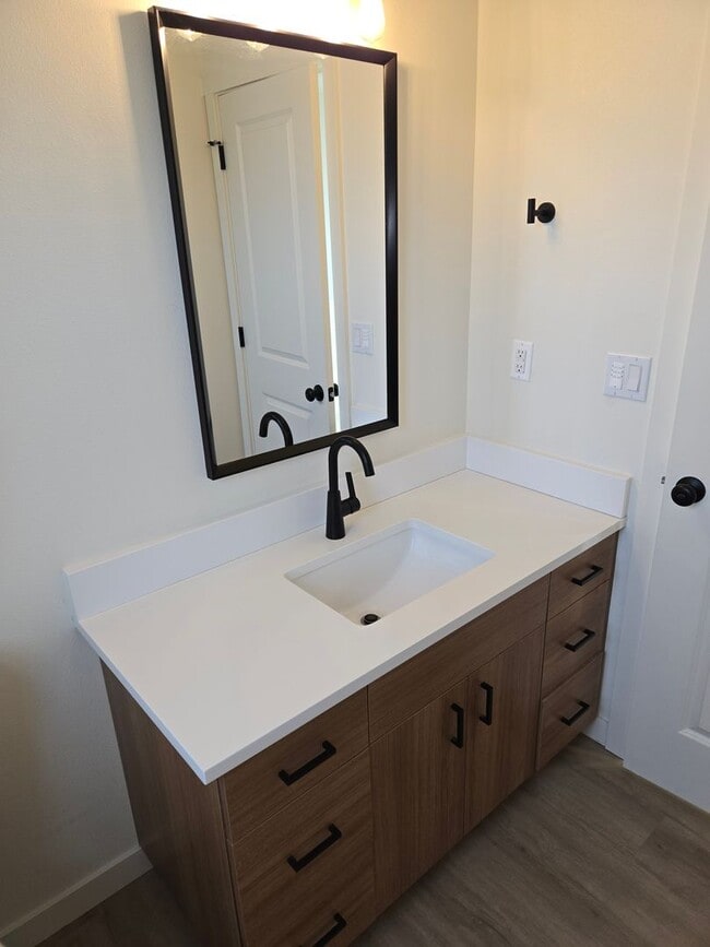 Building Photo - Sleek & Chic! 2 level 2 Bed/1.5 ba 814 Sf