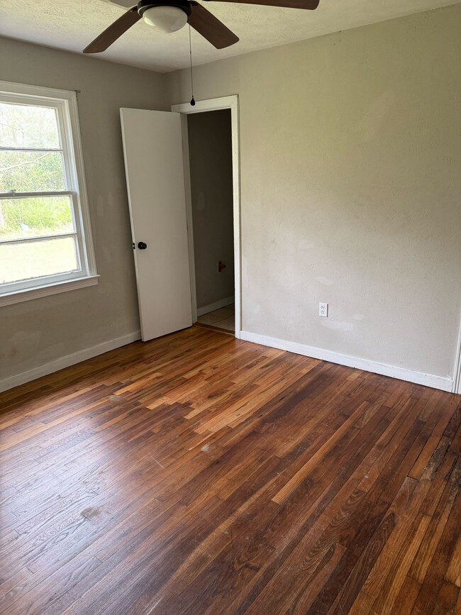 Building Photo - 4833 N State St