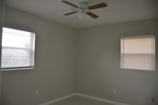 Building Photo - 480 Garden Dr S