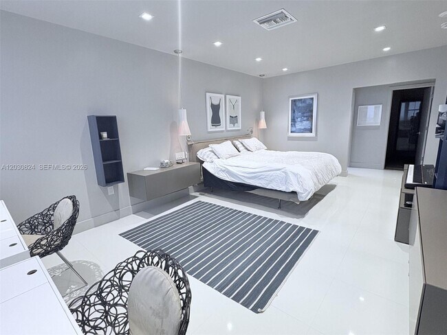 Building Photo - 10275 Collins Ave