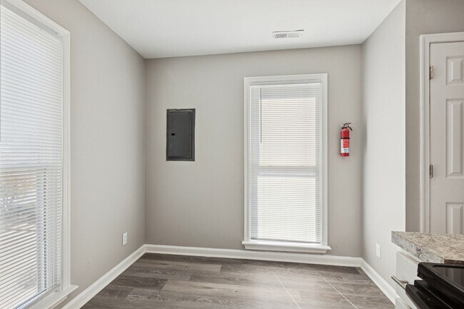 Building Photo - Fully Updated 2 Bedroom Unit!