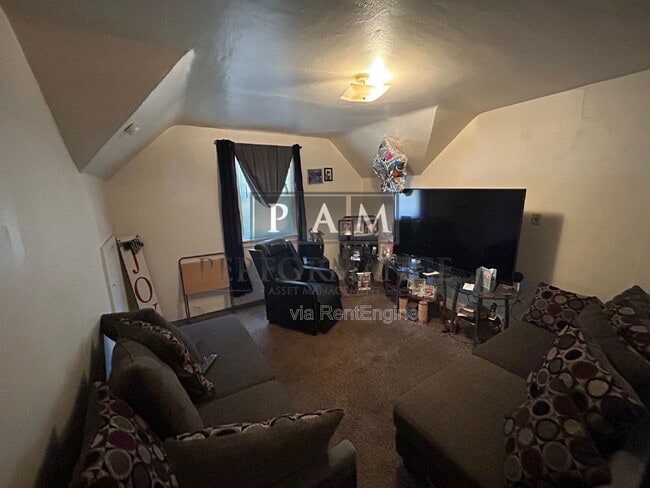 Building Photo - 823 Yout St