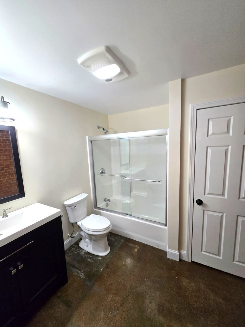 Building Photo - 548 Roosevelt Ave