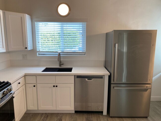 Building Photo - 2 Bedroom/1 Bathroom - Isla Vista