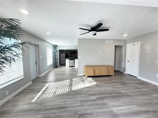 Building Photo - 3913 S Shade Ave