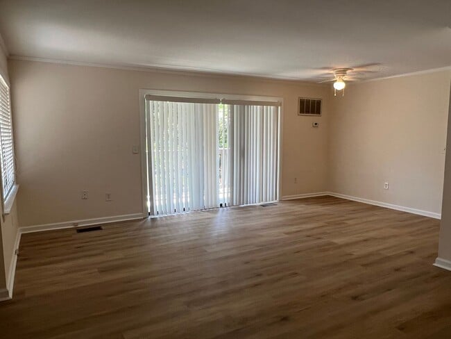 Building Photo - First Floor Forest Gardens - Walk to Beach!