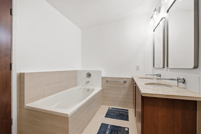 Building Photo - "Experience Urban Elegance: Spacious 2BR/2BA Condo in the Heart of Tampa!"