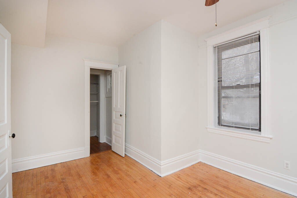 Building Photo - 1009 N Sacramento Ave