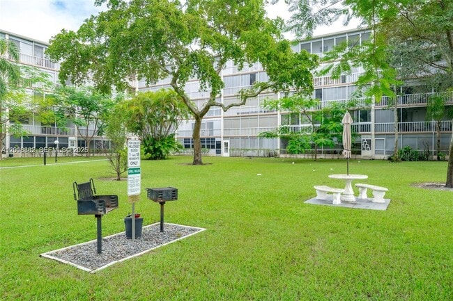 Building Photo - 950 Hillcrest Dr