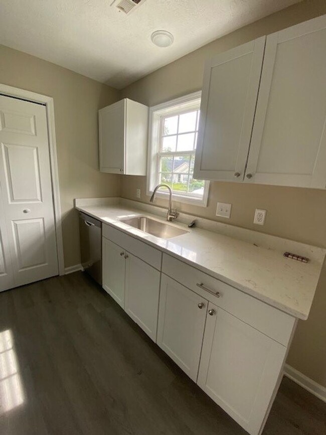 Building Photo - Welcome to this charming 3-bedroom, 2-bathroom home located in the vibrant city of Wilmington, NC.