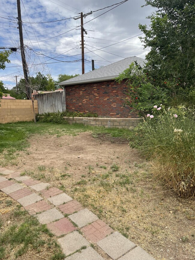 Building Photo - 437 Maple St NE