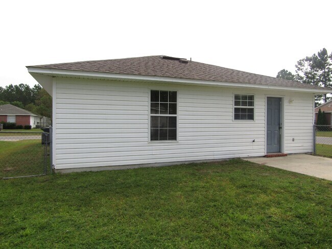 Building Photo - Southwest Pensacola Living at Its Best — 3BR Patio Home in Bay Pine Villas with Open Concept Feel...