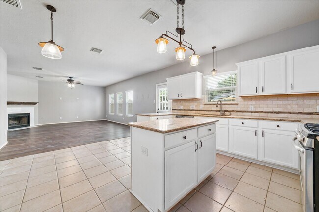 Building Photo - 9823 Lynette Falls Dr
