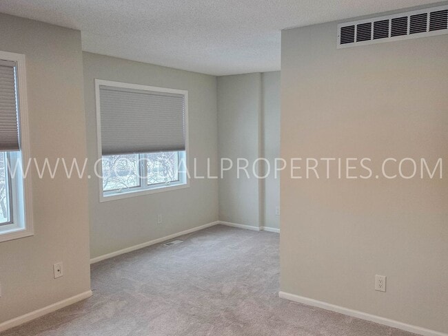 Building Photo - 2 Bedroom Townhome in Gated Community in West Des Moines!!!