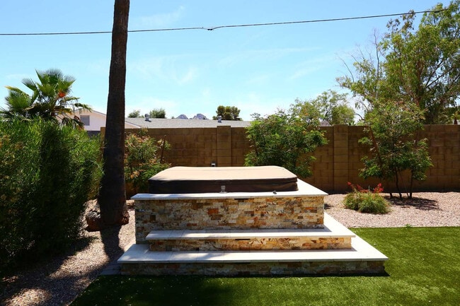 Building Photo - 2611 E Cheryl Dr
