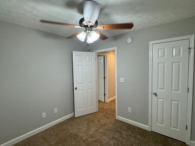 Building Photo - Lovely Brick Home!