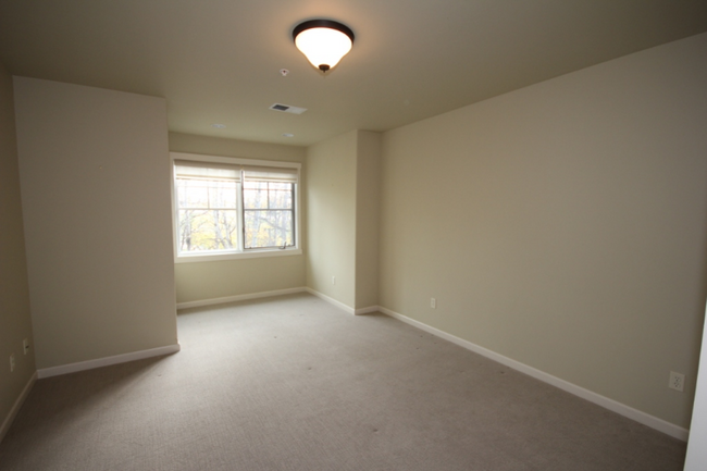 Building Photo - 645 Woodland Pl