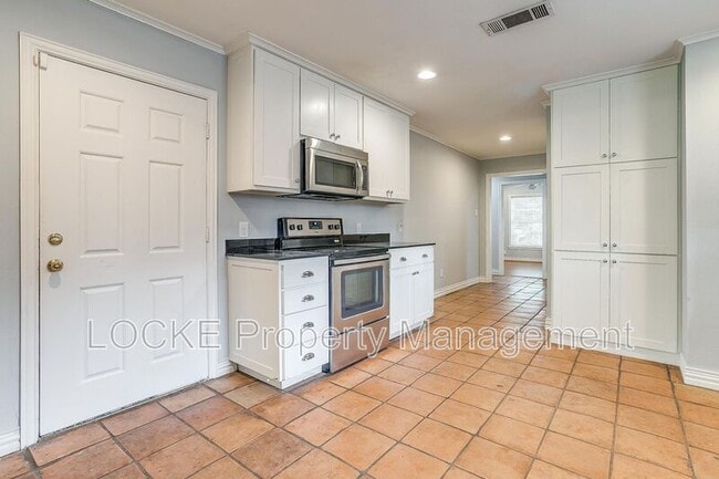 Building Photo - 3528 Rogers Ave