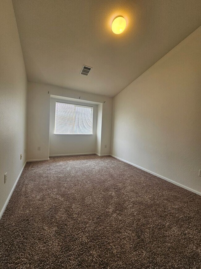 Building Photo - Spacious Second Floor Condo