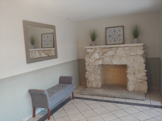 lobby - 6720 N Damen Ave