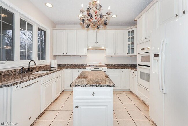 Building Photo - 3729 Edgehill Dr