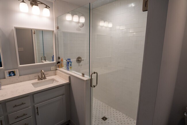 Building Photo - Charming 3 bedroom/ 2 bathroom in Normaltown, Home Close to UGA and Hospitals!