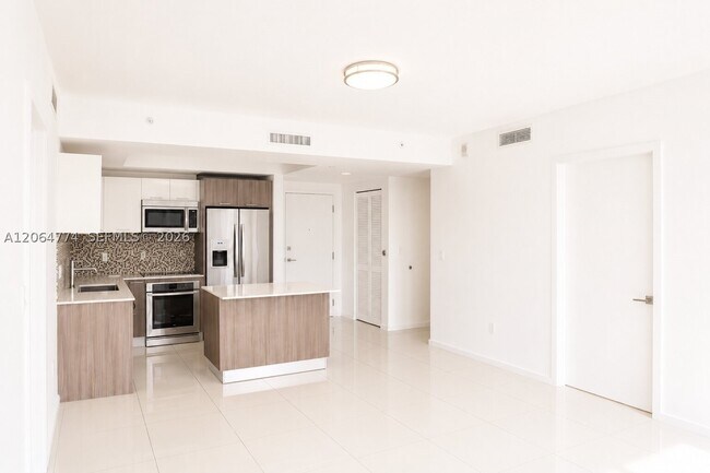 Building Photo - 5252 Paseo Blvd