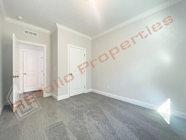 Building Photo - Beautiful 5 Bedroom 2-Car Garage Home with...