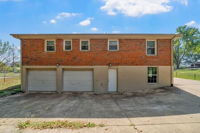 Building Photo - 3 Bedroom 2 Bath Dog Friendly Home For Rent Near Providence Blvd.